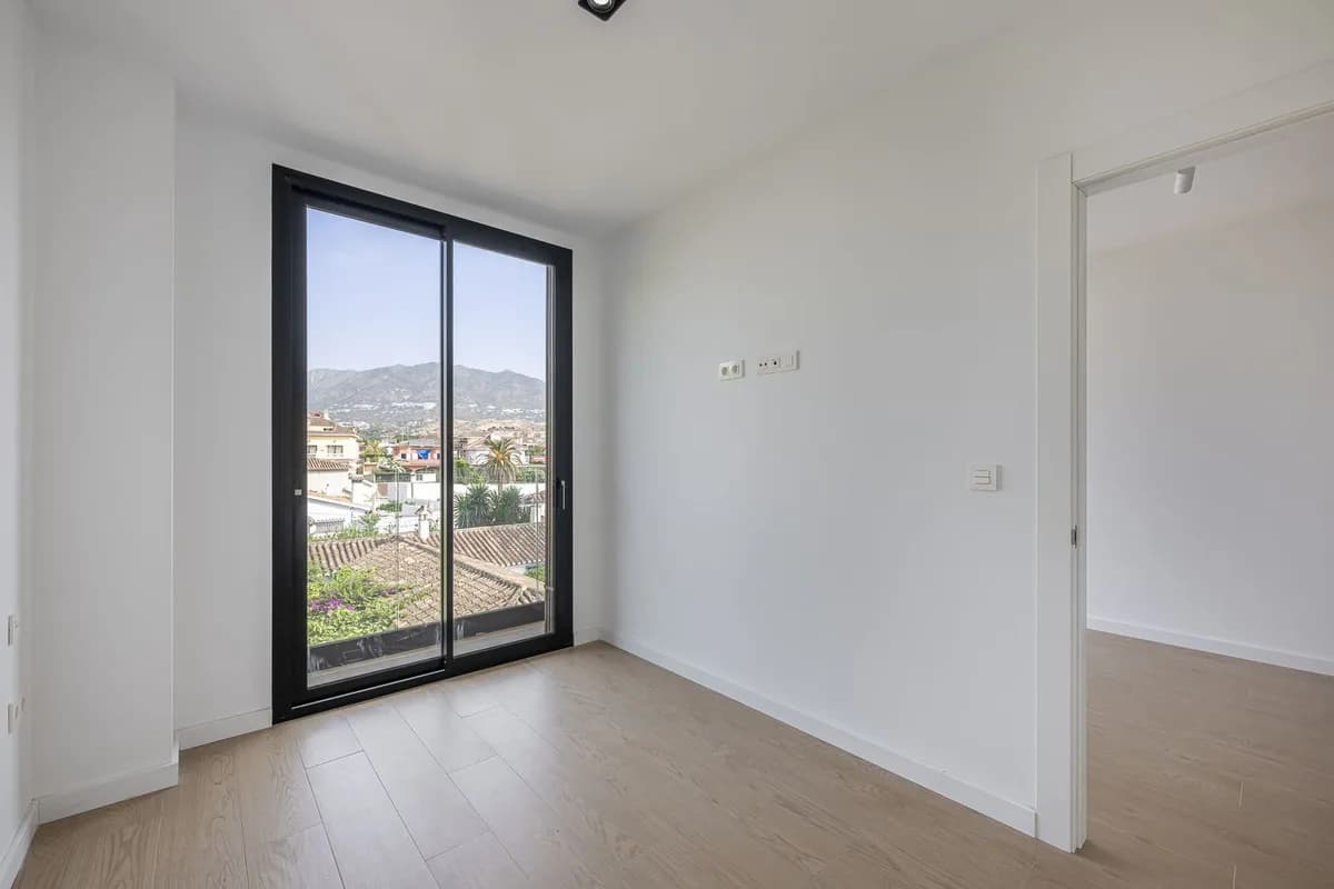 2 Bedroom Middle Floor Apartment for Sale in Los Boliches, Málaga - Image 5