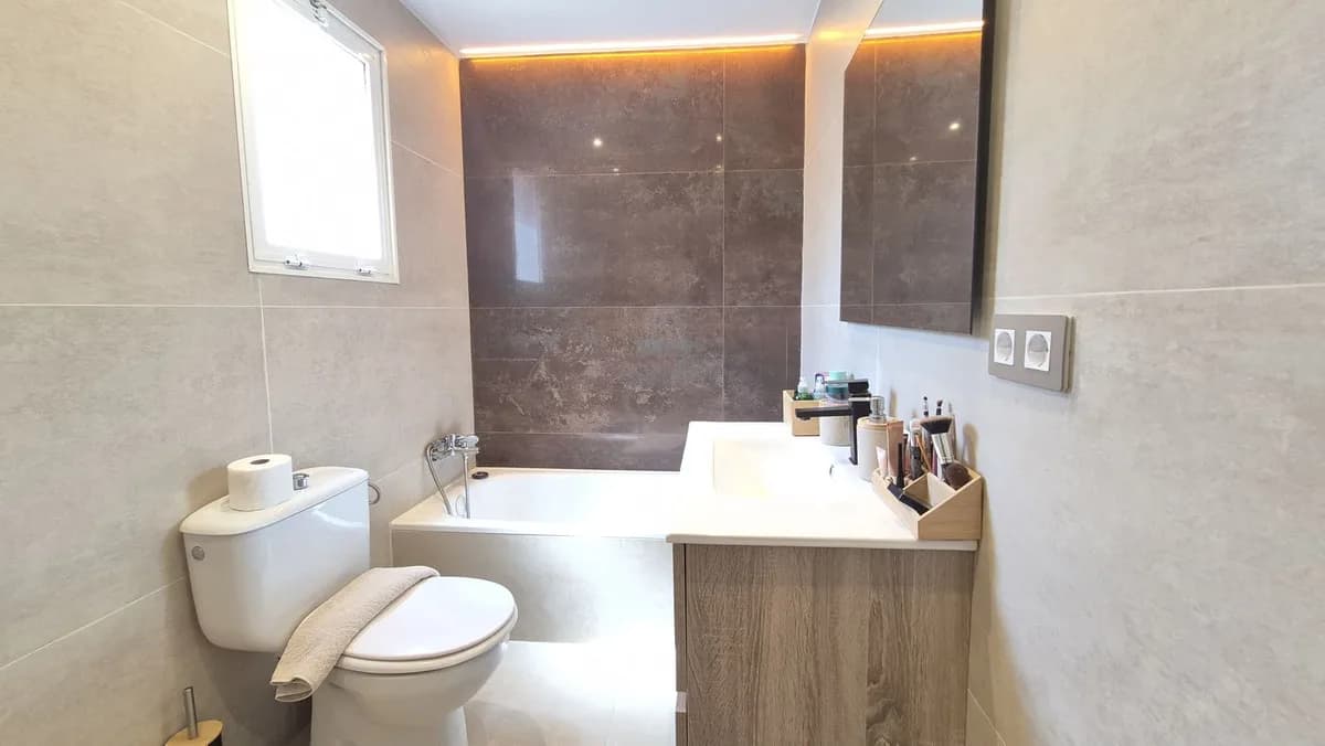 2 Bedroom Middle Floor Apartment for Sale in New Golden Mile, Málaga - Image 6