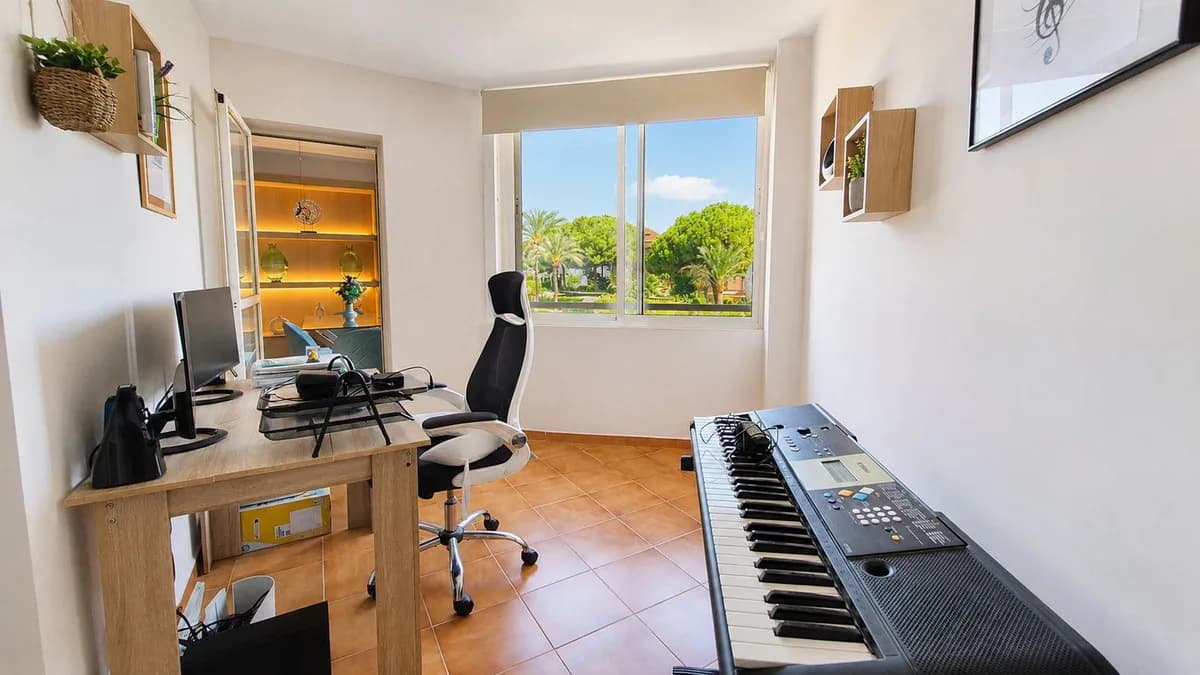2 Bedroom Middle Floor Apartment for Sale in New Golden Mile, Málaga - Image 7