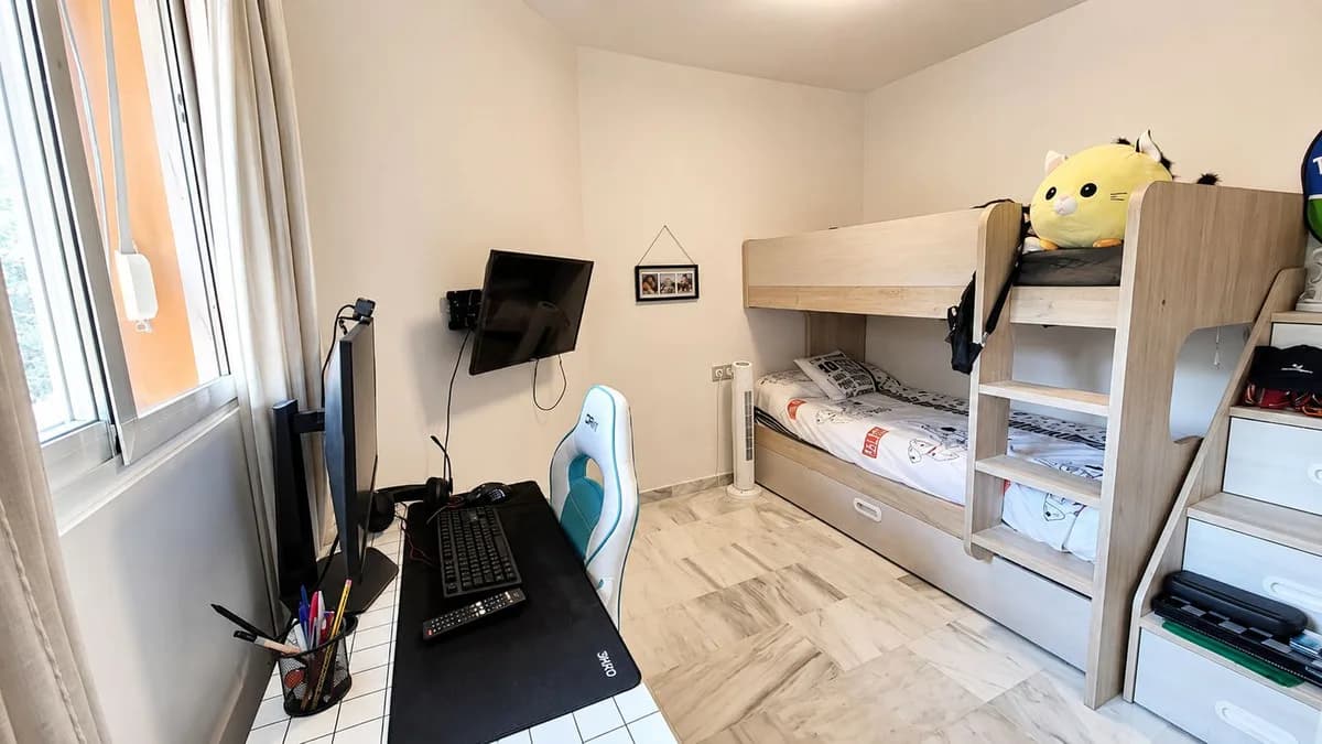 2 Bedroom Middle Floor Apartment for Sale in New Golden Mile, Málaga - Image 9