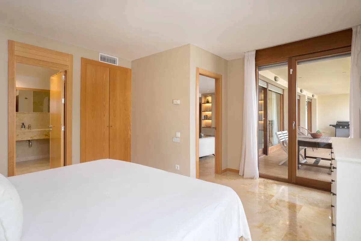 3 Bedroom Ground Floor Apartment for Sale in Altos de los Monteros, Málaga - Image 4
