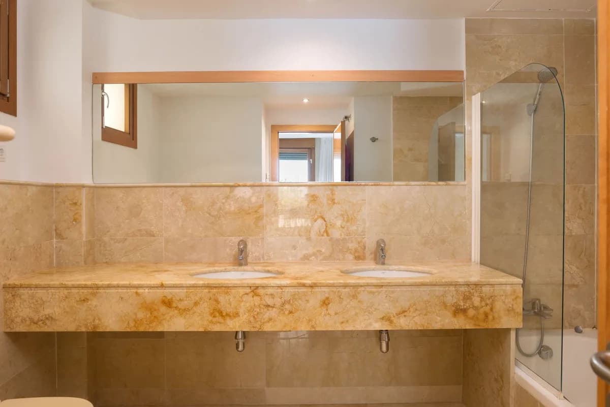 3 Bedroom Ground Floor Apartment for Sale in Altos de los Monteros, Málaga - Image 9