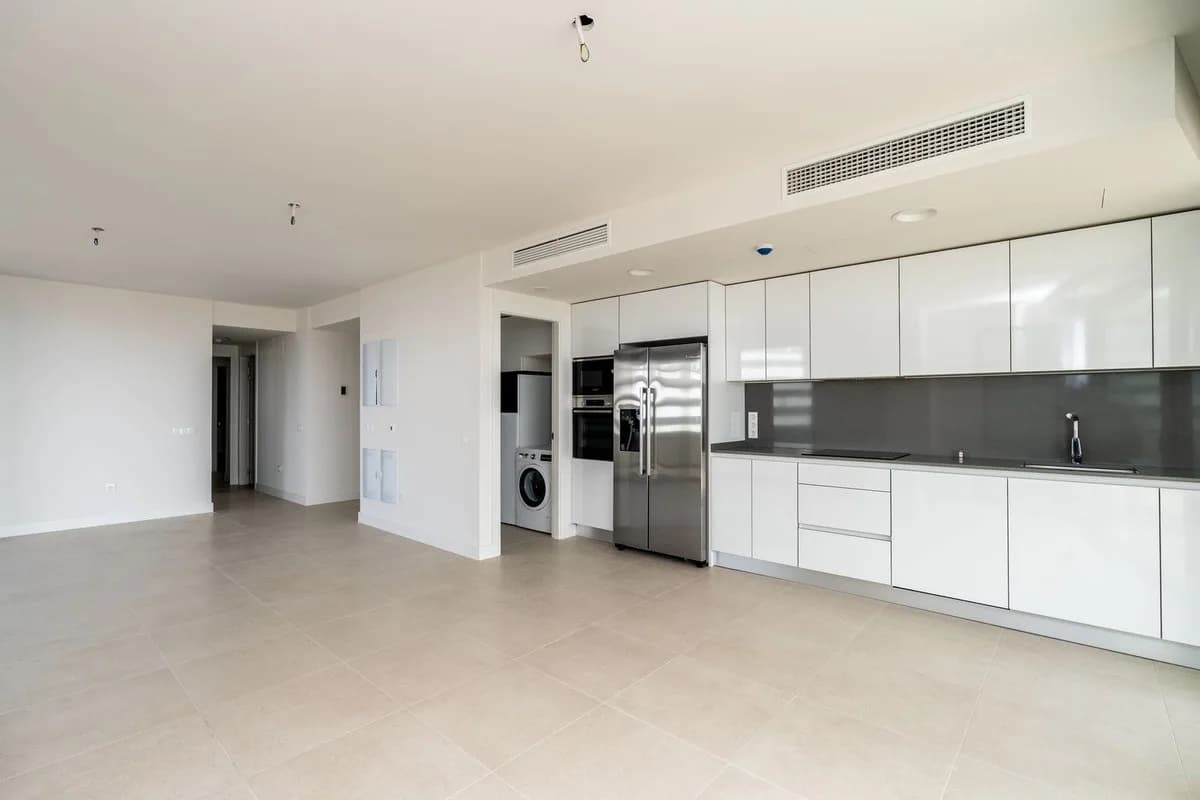 2 Bedroom Middle Floor Apartment for Sale in Torremolinos, Málaga - Image 3
