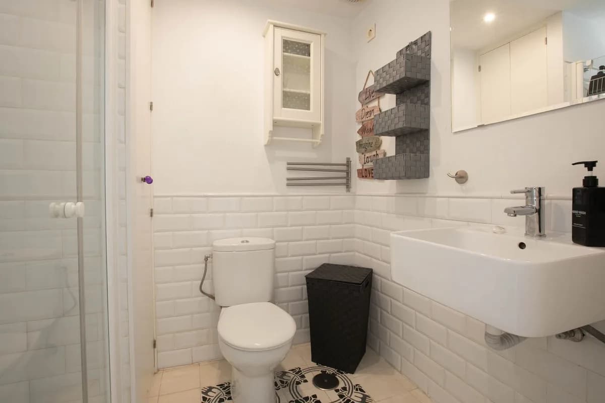 1 Bedroom Middle Floor Apartment for Sale in Los Boliches, Málaga - Image 7