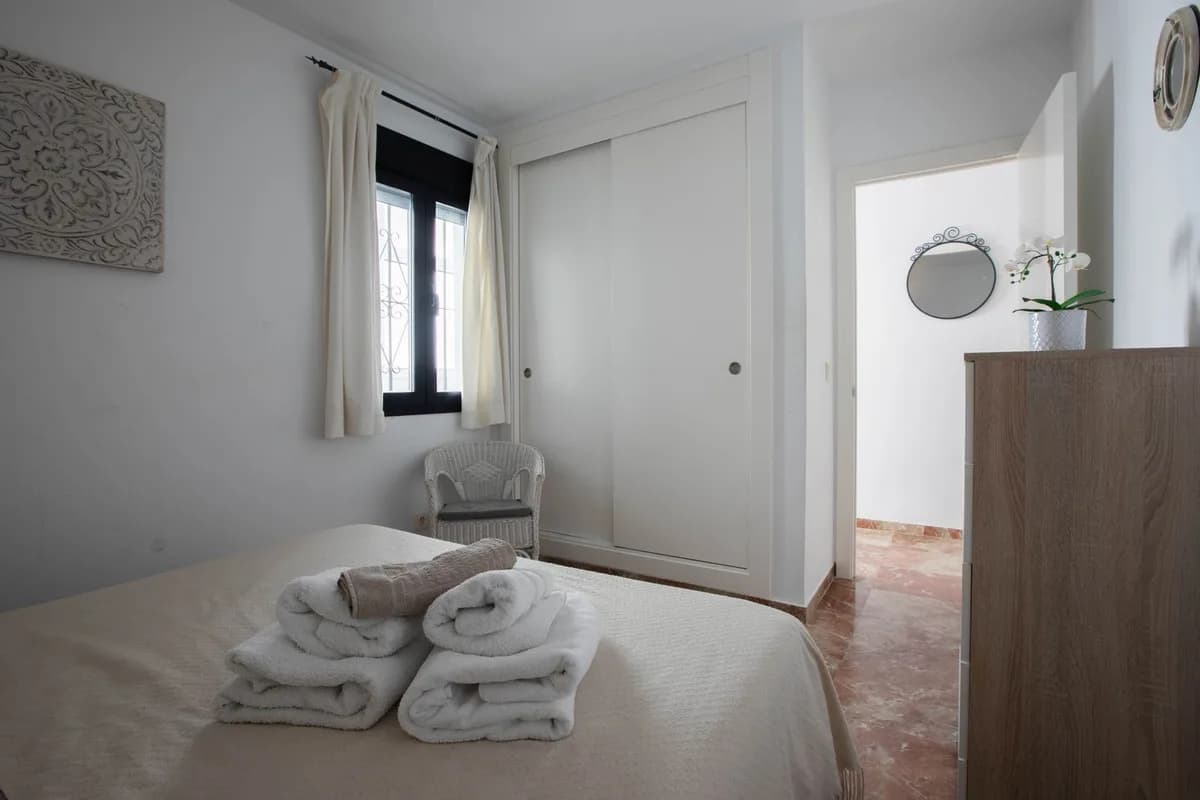 1 Bedroom Middle Floor Apartment for Sale in Los Boliches, Málaga - Image 9