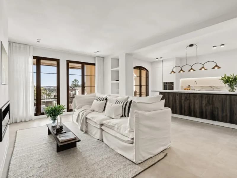 2 Bedroom Ground Floor Apartment for Sale in Benahavís, Málaga - Image 2