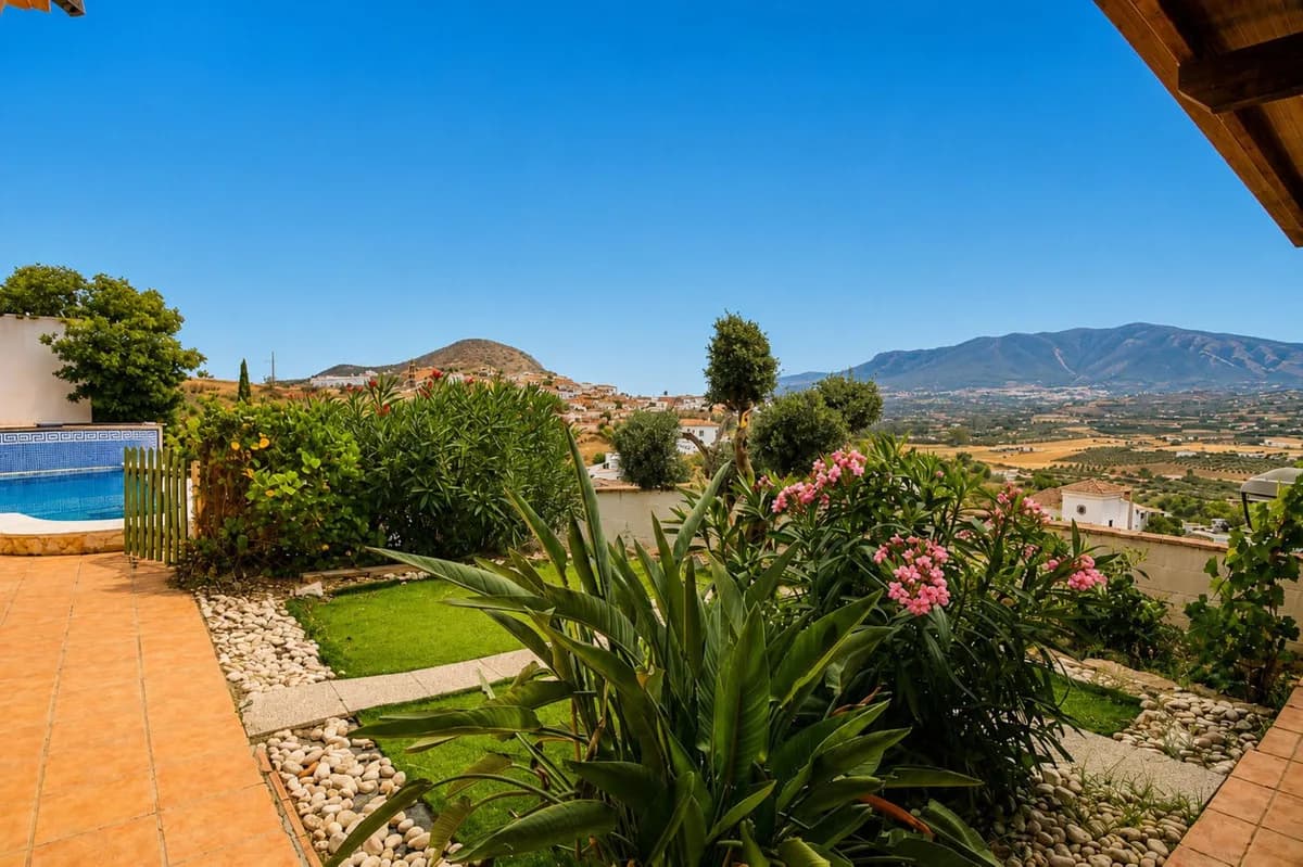 3 Bedroom Detached Villa for Sale in Coín, Málaga - Image 4