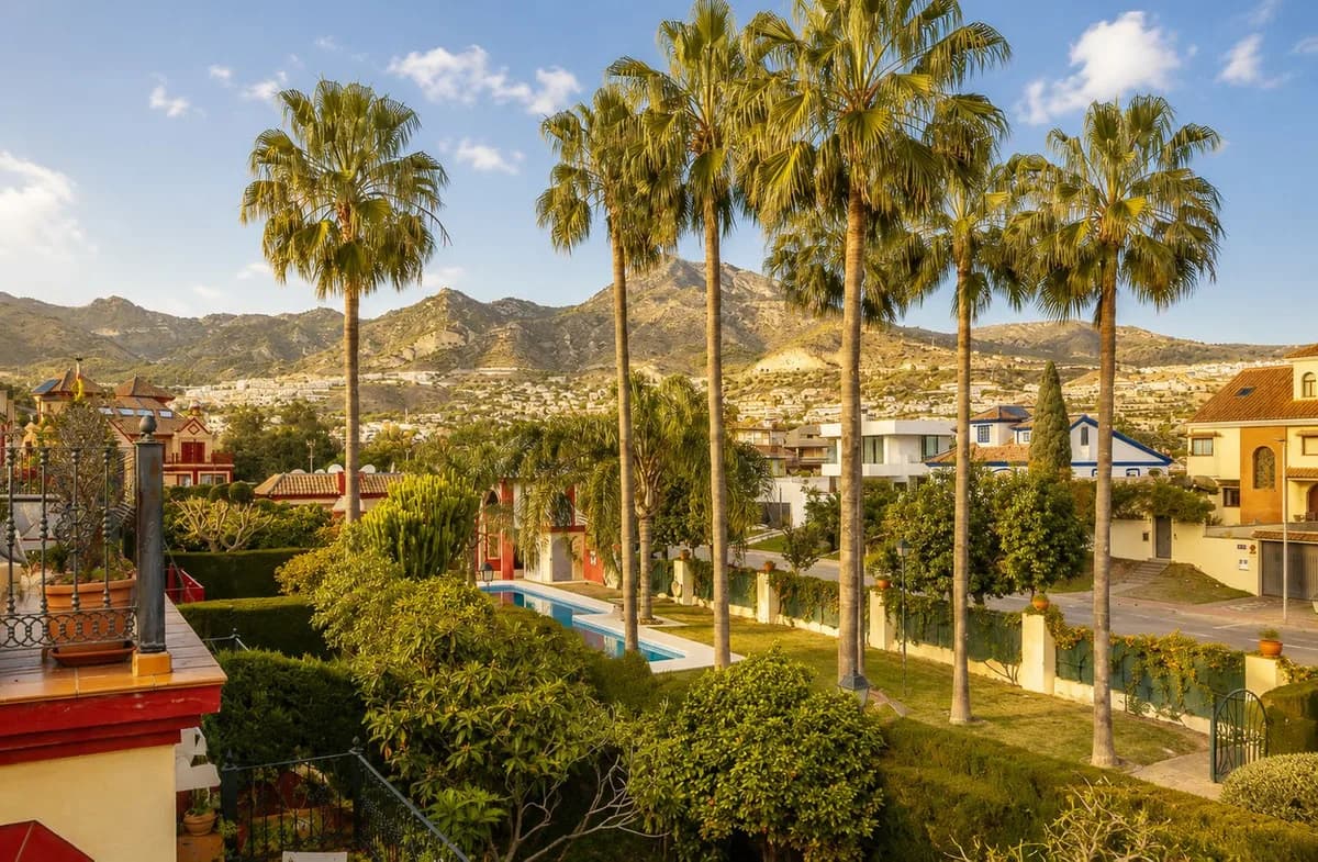 5 Bedroom Townhouse for Sale in Torrequebrada, Málaga - Image 3