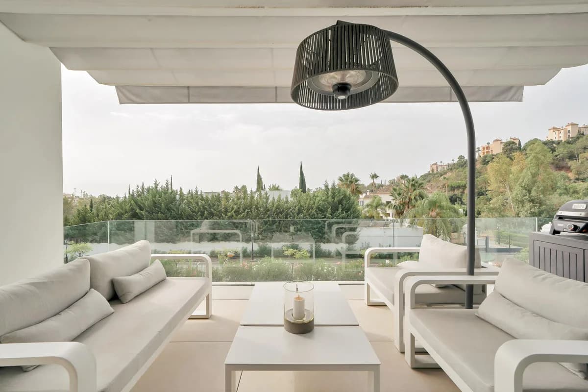 2 Bedroom Middle Floor Apartment for Sale in La Quinta, Málaga - Image 2