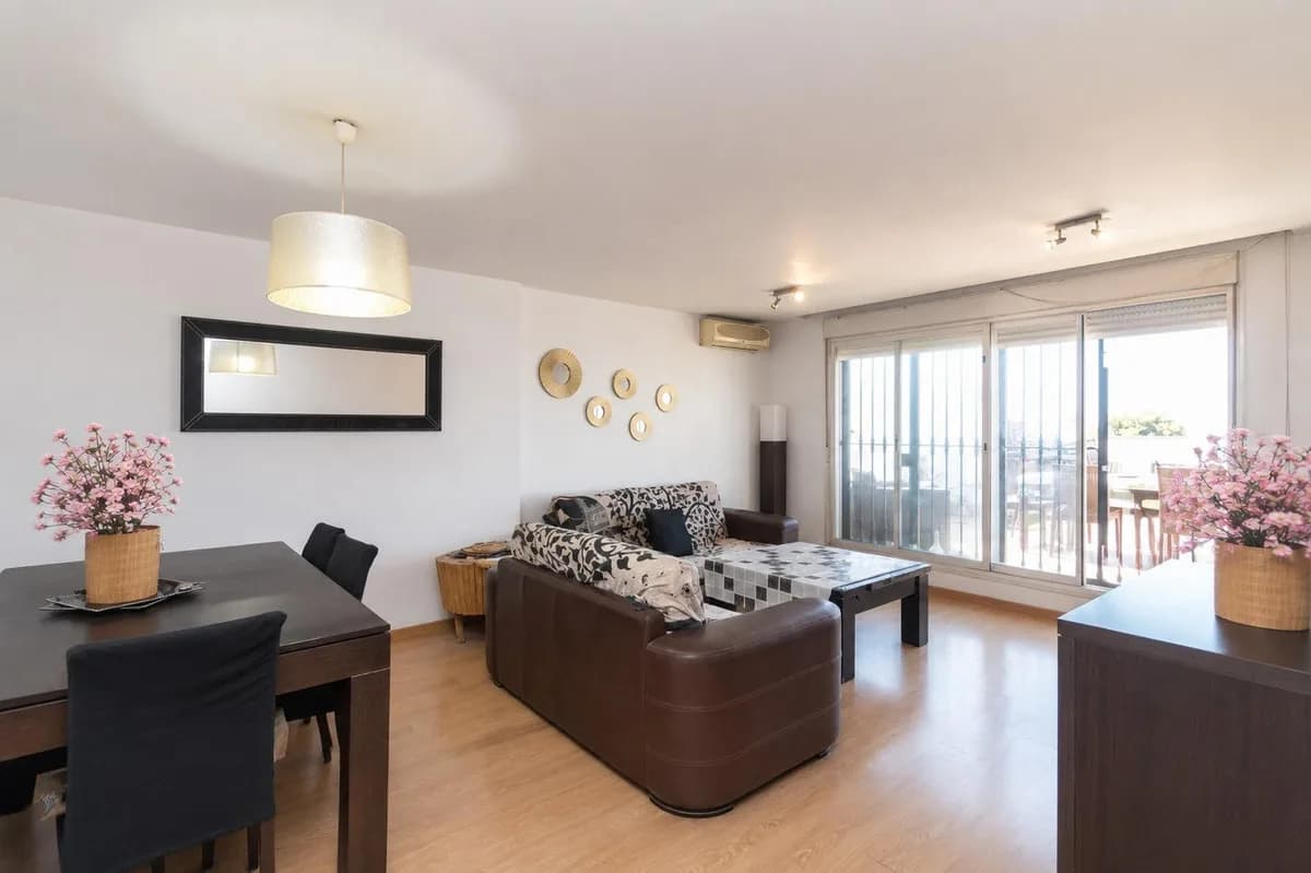2 Bedroom Middle Floor Apartment for Sale in Marbella, Málaga - Image 2