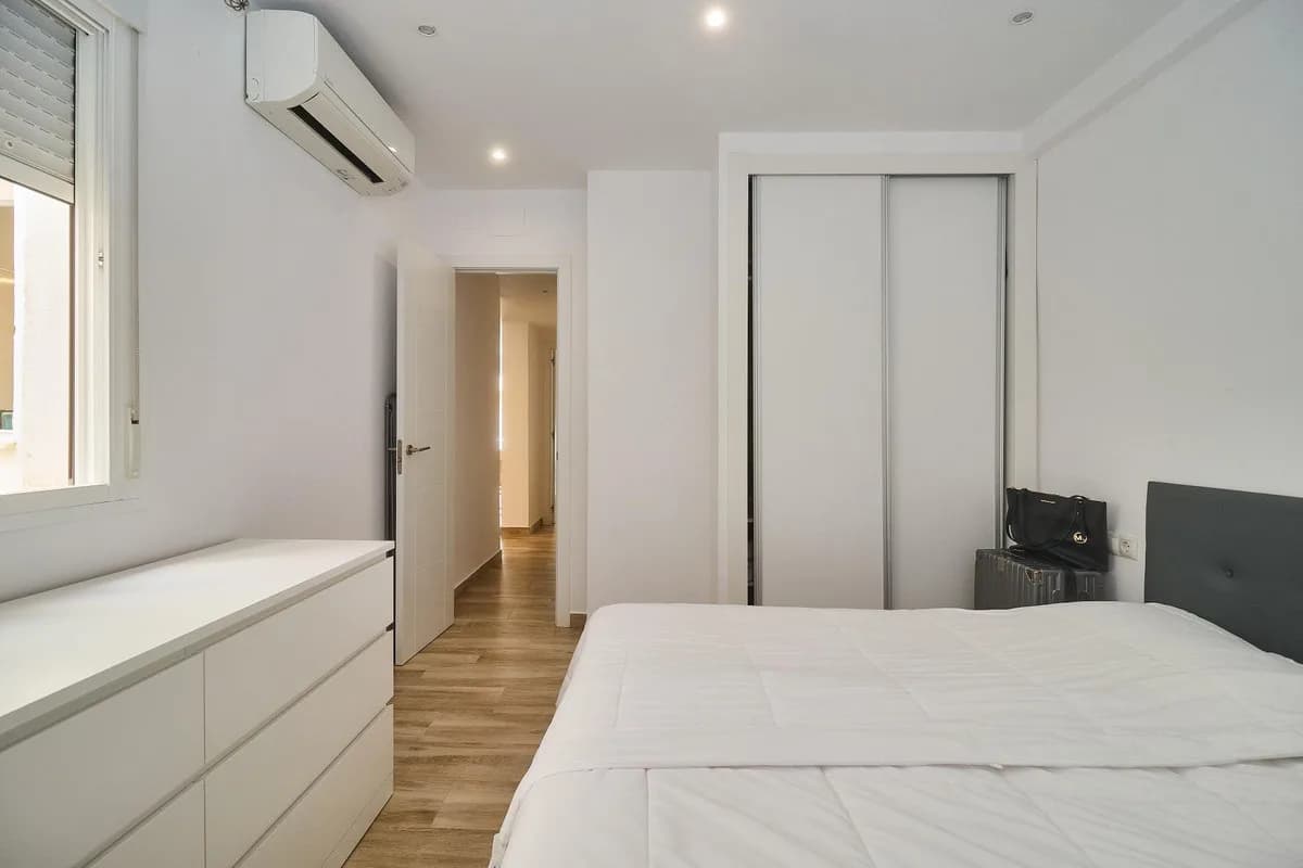 3 Bedroom Middle Floor Apartment for Sale in Fuengirola, Málaga - Image 9