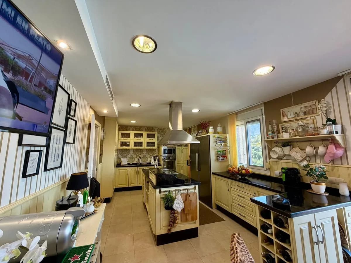 4 Bedroom Penthouse for Sale in Estepona, Málaga - Image 8