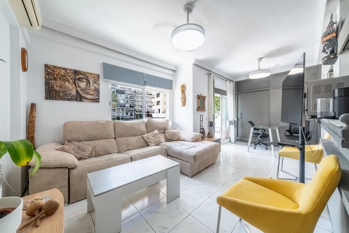 1 Bedroom Middle Floor Apartment for Sale in Marbella, Málaga - Image 2