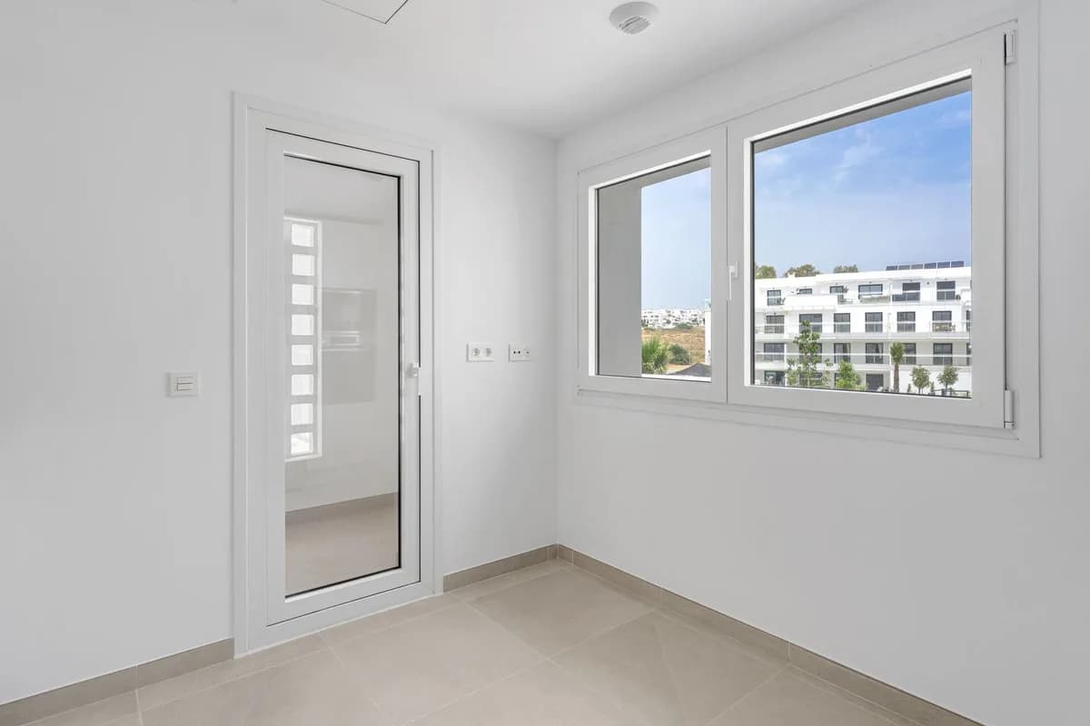 3 Bedroom Middle Floor Apartment for Sale in La Cala de Mijas, Málaga - Image 4