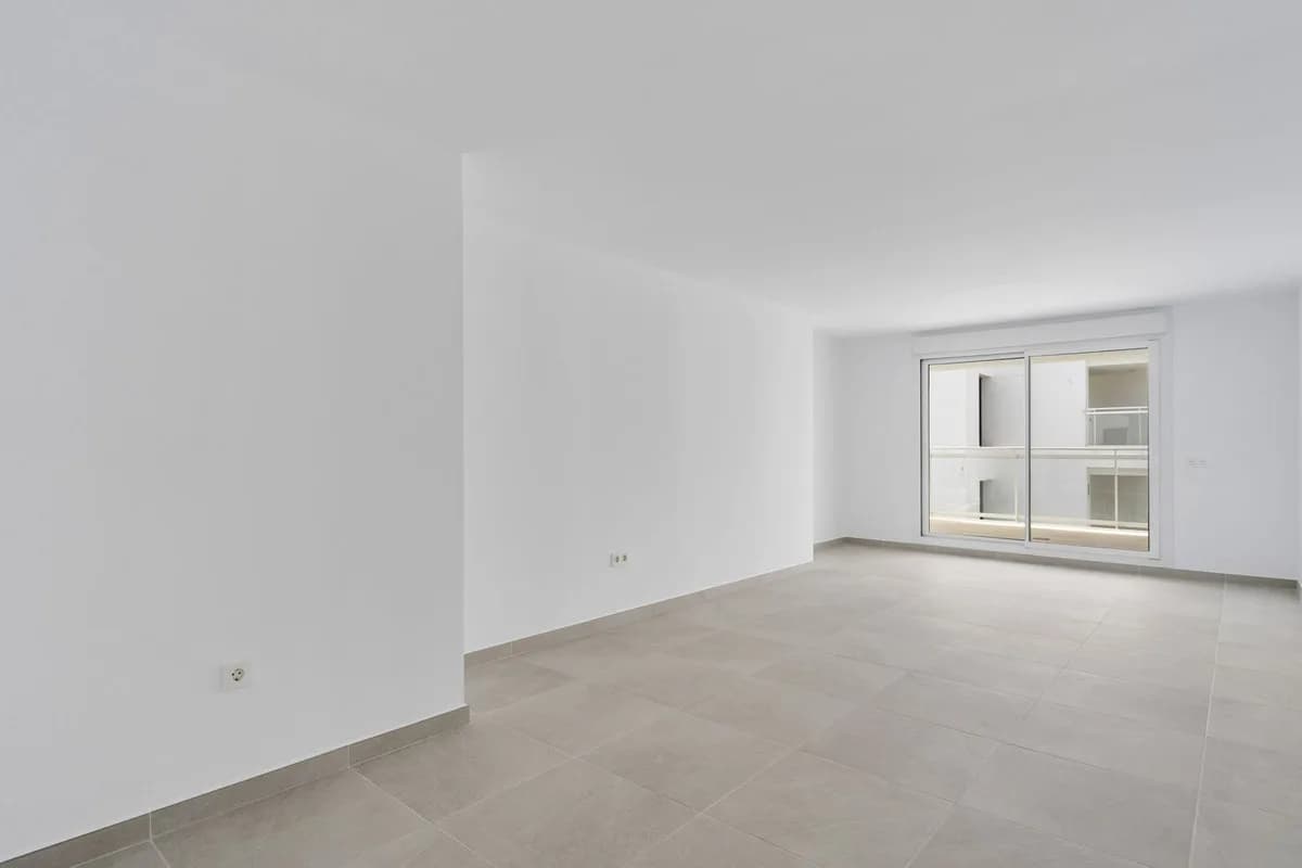 3 Bedroom Middle Floor Apartment for Sale in La Cala de Mijas, Málaga - Image 7