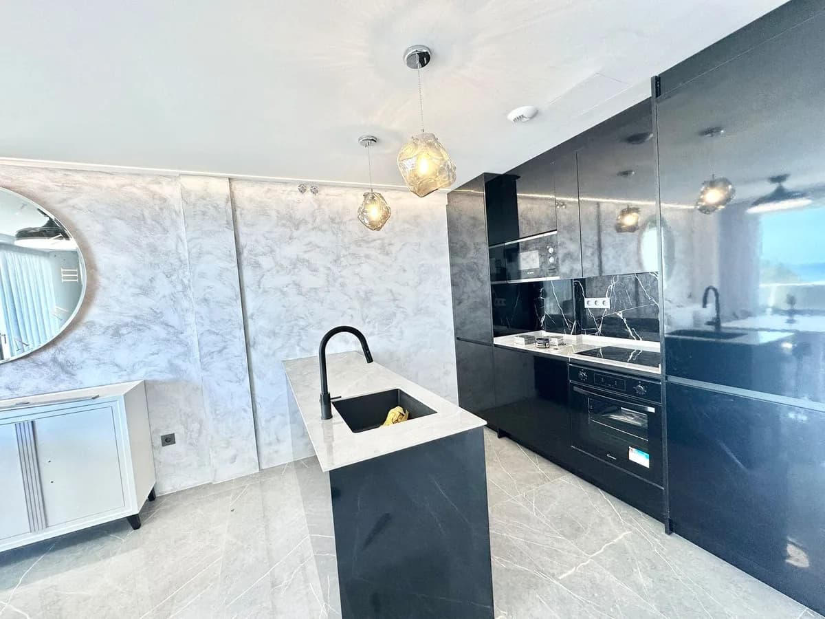 2 Bedroom Middle Floor Apartment for Sale in Benalmadena Costa, Málaga - Image 3