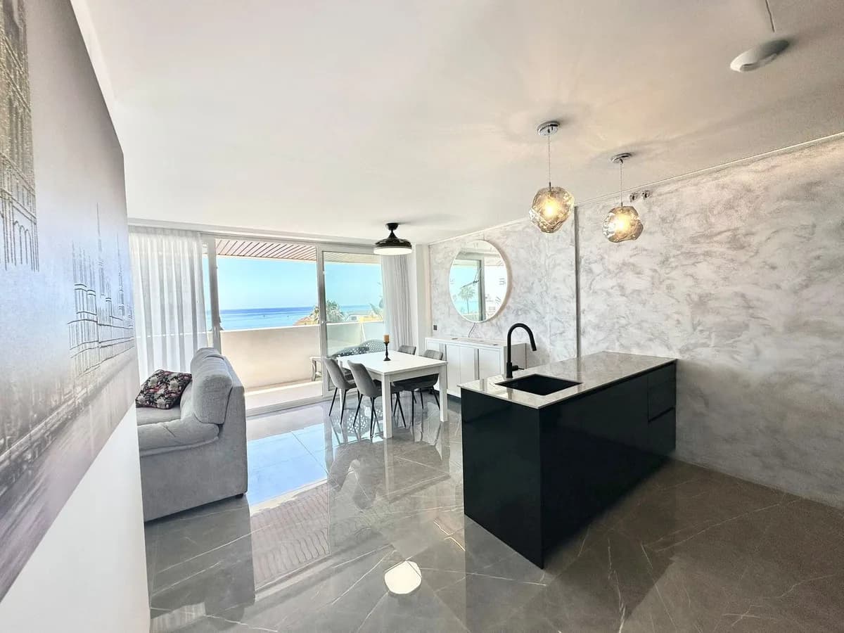 2 Bedroom Middle Floor Apartment for Sale in Benalmadena Costa, Málaga - Image 4