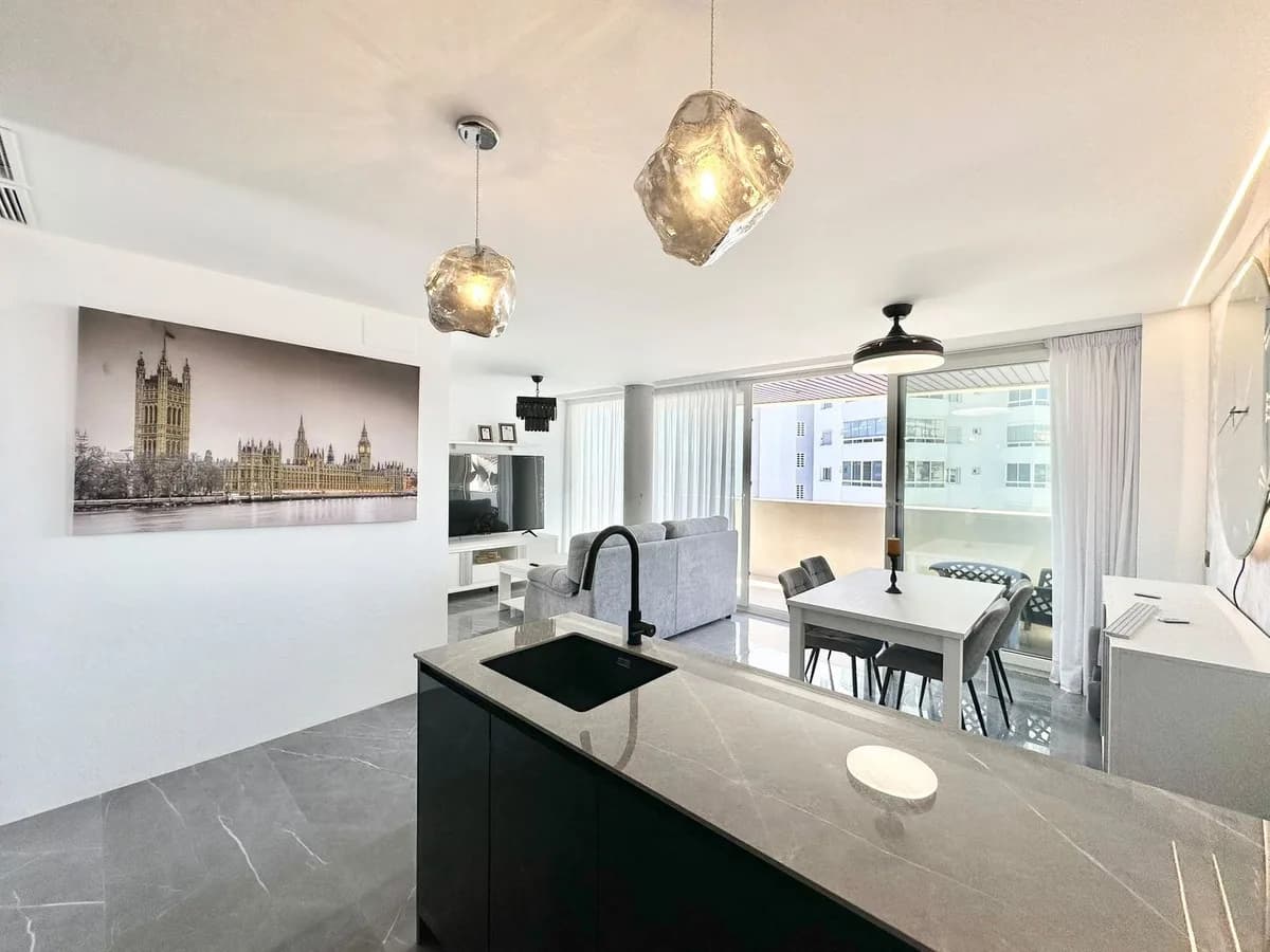 2 Bedroom Middle Floor Apartment for Sale in Benalmadena Costa, Málaga - Image 8