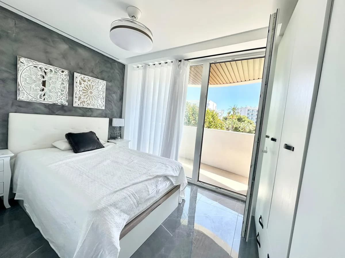 2 Bedroom Middle Floor Apartment for Sale in Benalmadena Costa, Málaga - Image 9