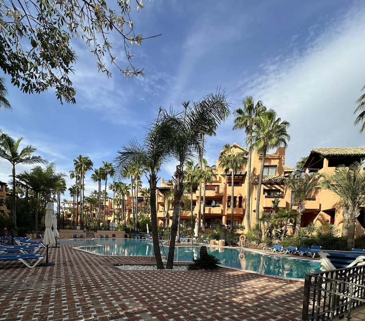 2 Bedroom Middle Floor Apartment for Sale in San Pedro de Alcántara, Málaga - Image 2