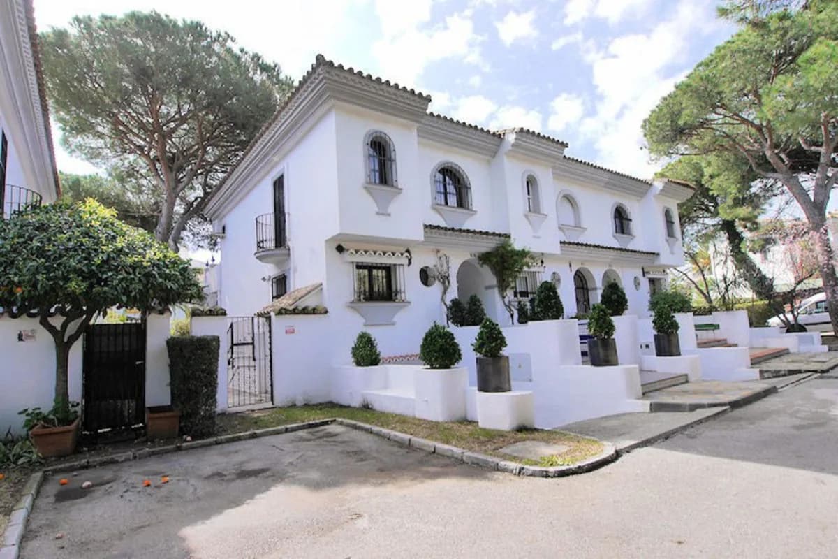 5 Bedroom Townhouse for Sale in Puerto de Cabopino, Málaga - Image 9