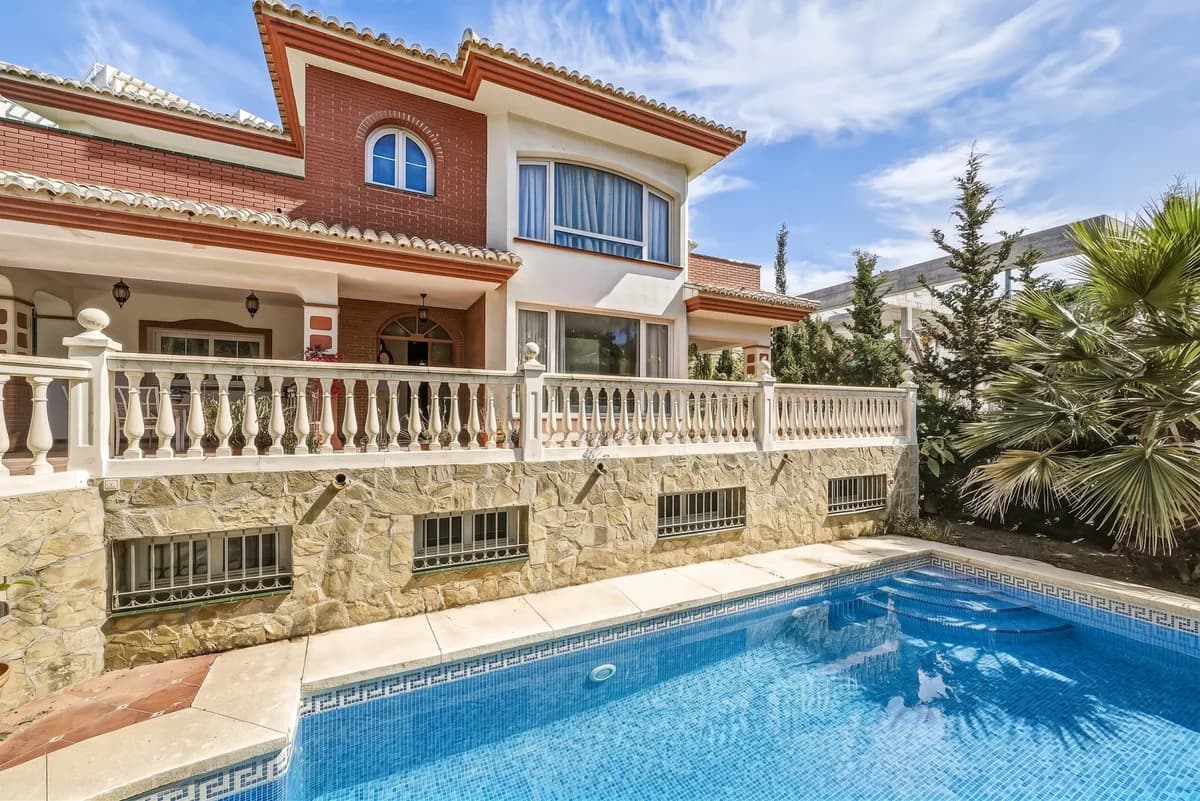 5 Bedroom Detached Villa for Sale in Benalmadena, Málaga