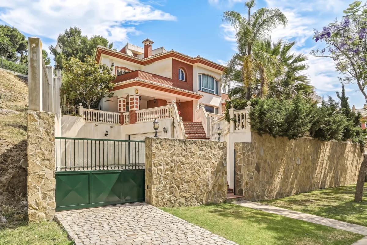 5 Bedroom Detached Villa for Sale in Benalmadena, Málaga - Image 4