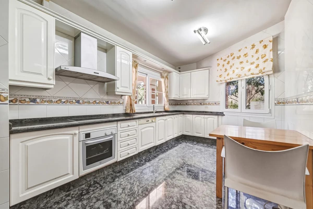 5 Bedroom Detached Villa for Sale in Benalmadena, Málaga - Image 7
