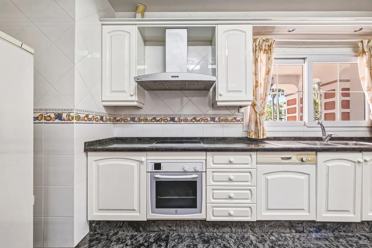 5 Bedroom Detached Villa for Sale in Benalmadena, Málaga - Image 9