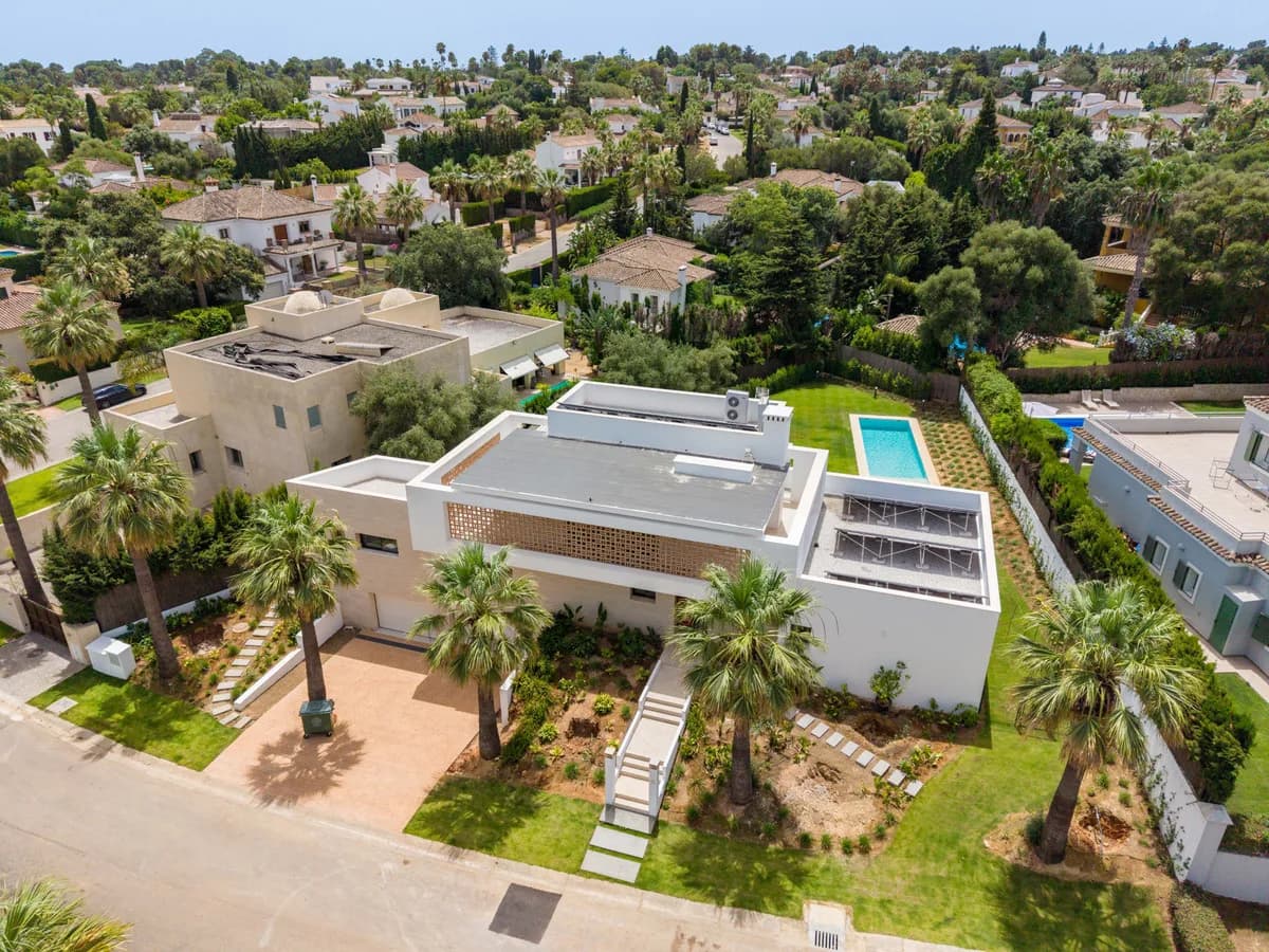 6 Bedroom Detached Villa for Sale in Sotogrande Costa, Cádiz