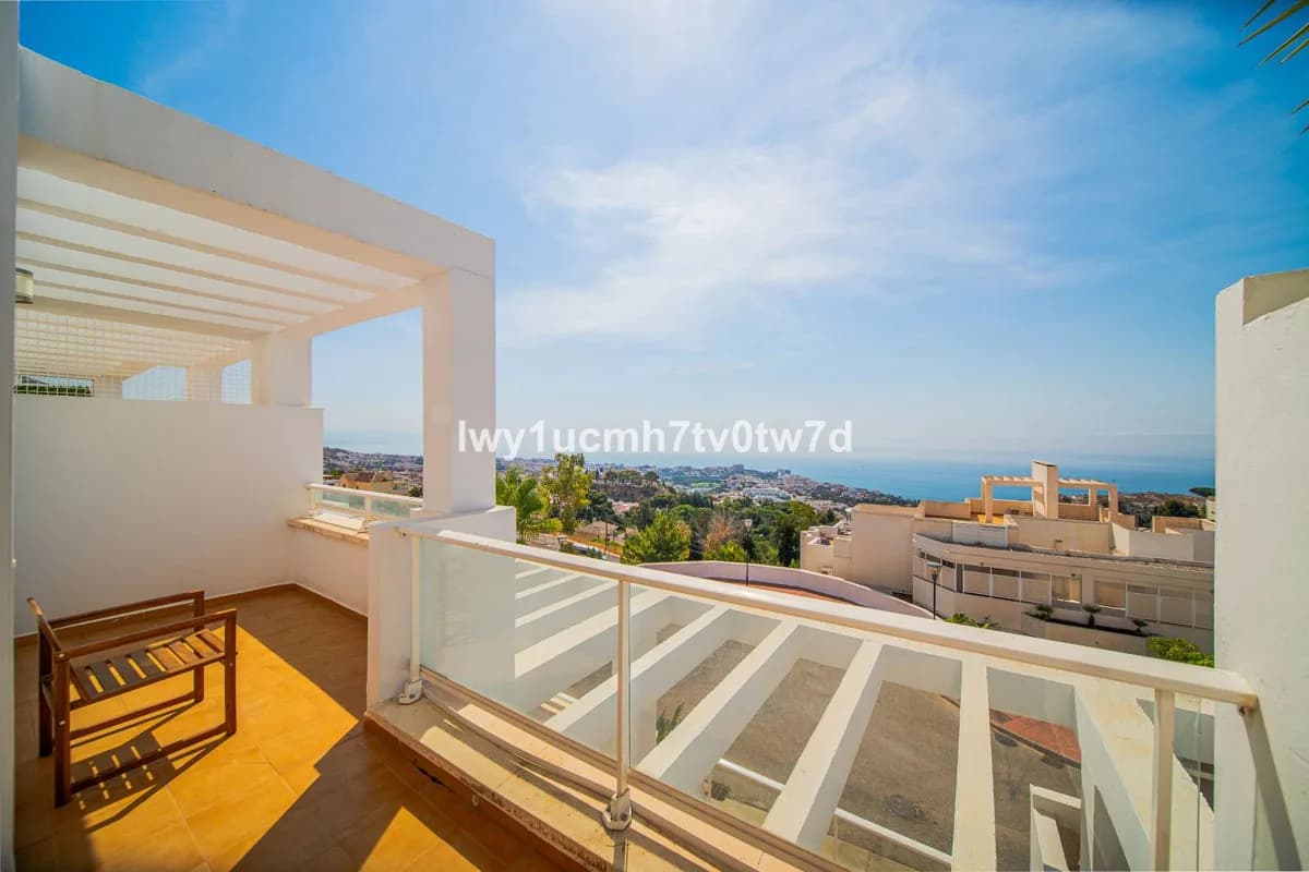 2 Bedroom Middle Floor Apartment for Sale in Benalmadena, Málaga