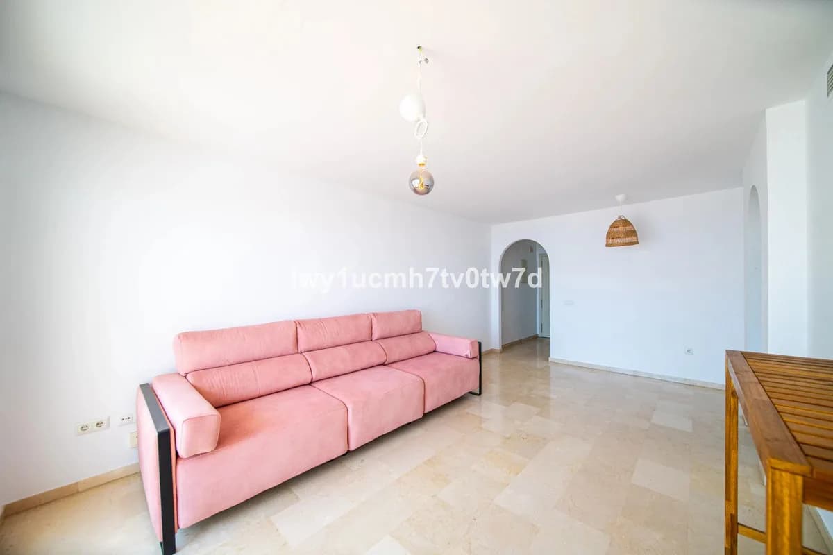 2 Bedroom Middle Floor Apartment for Sale in Benalmadena, Málaga - Image 3