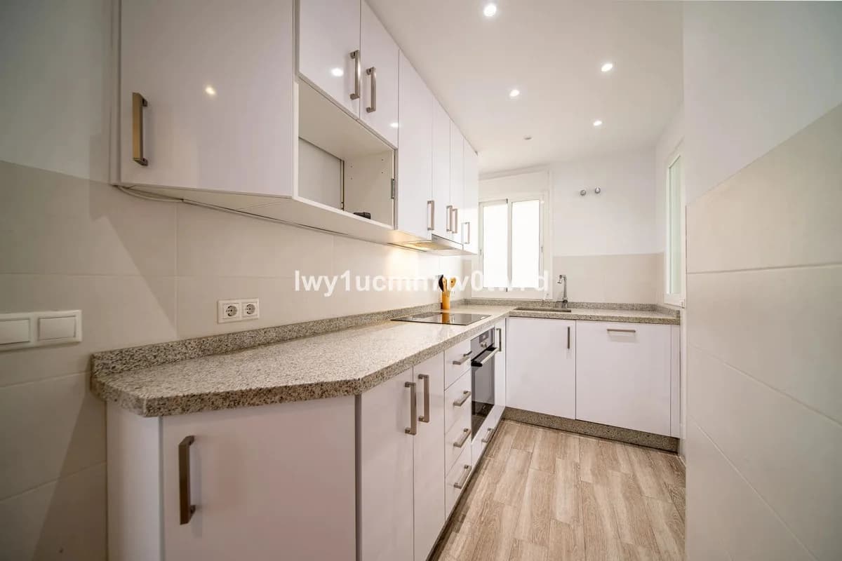 2 Bedroom Middle Floor Apartment for Sale in Benalmadena, Málaga - Image 7