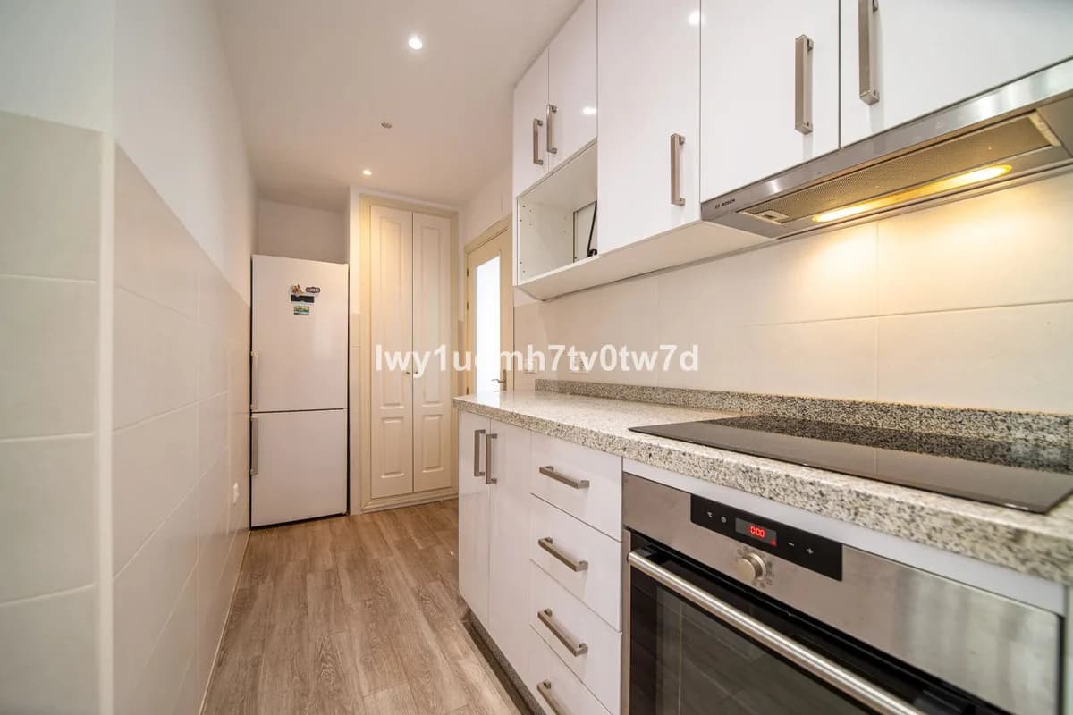 2 Bedroom Middle Floor Apartment for Sale in Benalmadena, Málaga - Image 8