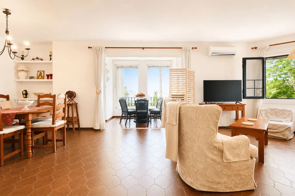 3 Bedroom Middle Floor Apartment for Sale in Puerto de Cabopino, Málaga - Image 2