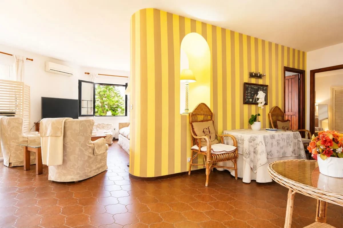 3 Bedroom Middle Floor Apartment for Sale in Puerto de Cabopino, Málaga - Image 3