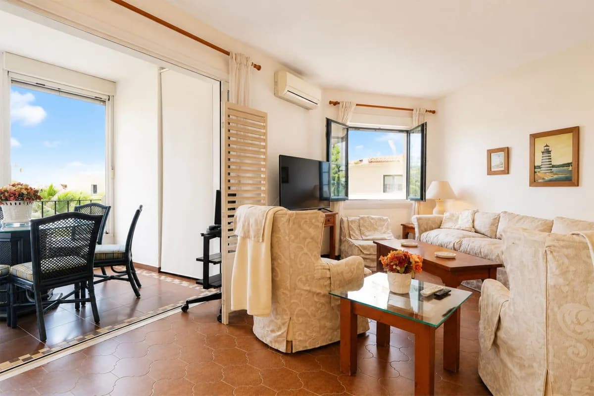 3 Bedroom Middle Floor Apartment for Sale in Puerto de Cabopino, Málaga - Image 4