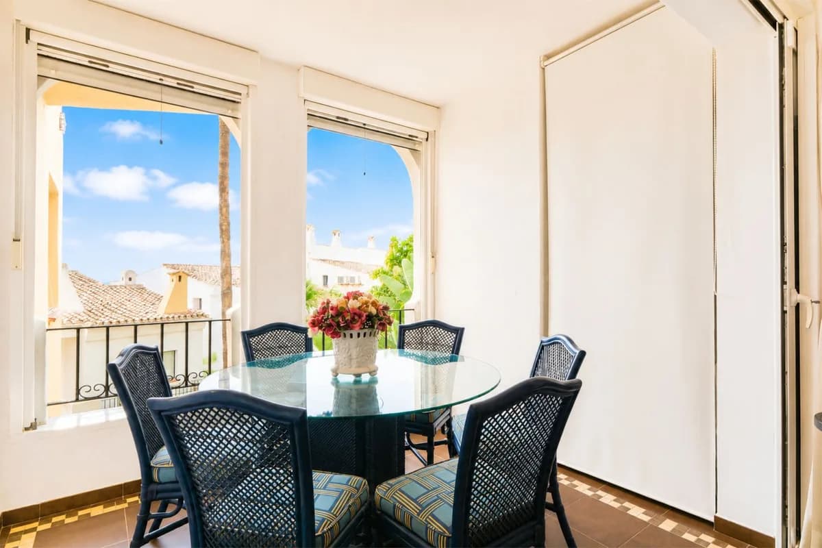 3 Bedroom Middle Floor Apartment for Sale in Puerto de Cabopino, Málaga - Image 5