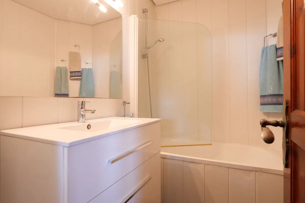 3 Bedroom Middle Floor Apartment for Sale in Puerto de Cabopino, Málaga - Image 9
