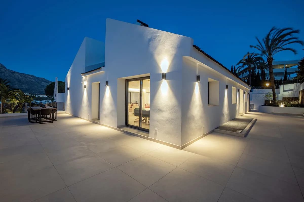 4 Bedroom Detached Villa for Sale in Nueva Andalucía, Málaga - Image 5