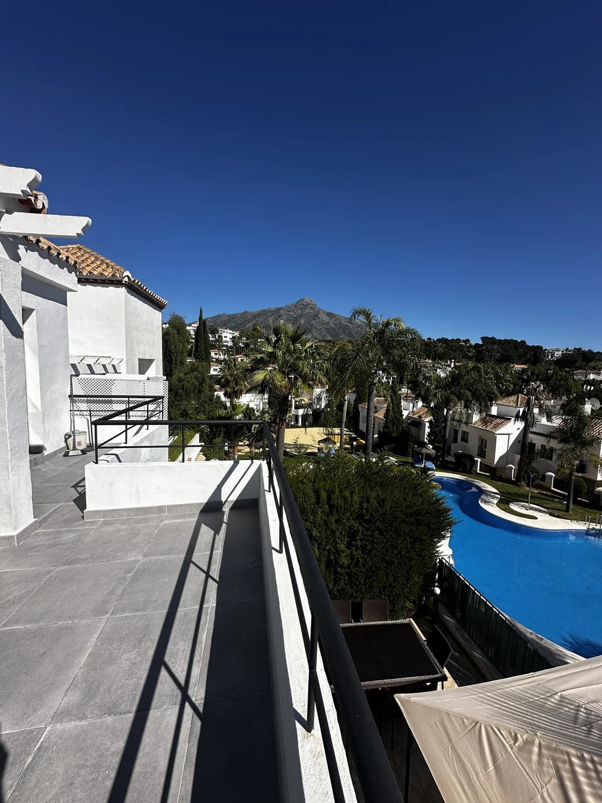 2 Bedroom Middle Floor Apartment for Sale in Nueva Andalucía, Málaga