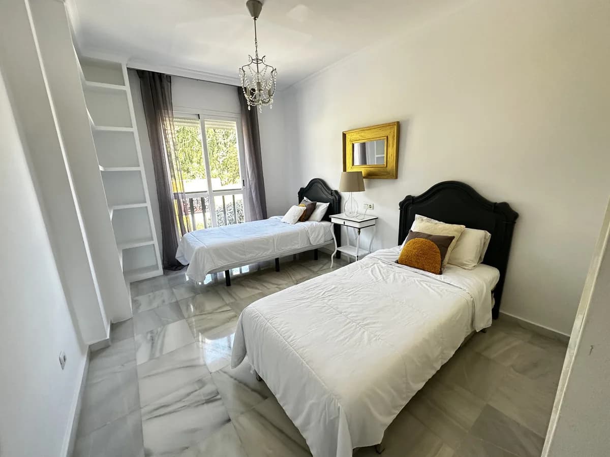 2 Bedroom Middle Floor Apartment for Sale in Nueva Andalucía, Málaga - Image 2