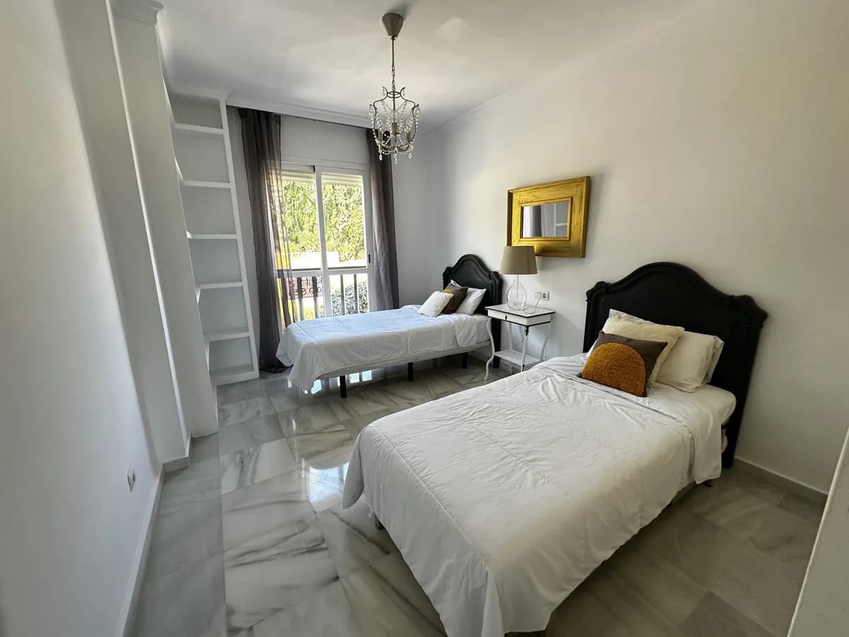 2 Bedroom Middle Floor Apartment for Sale in Nueva Andalucía, Málaga - Image 3