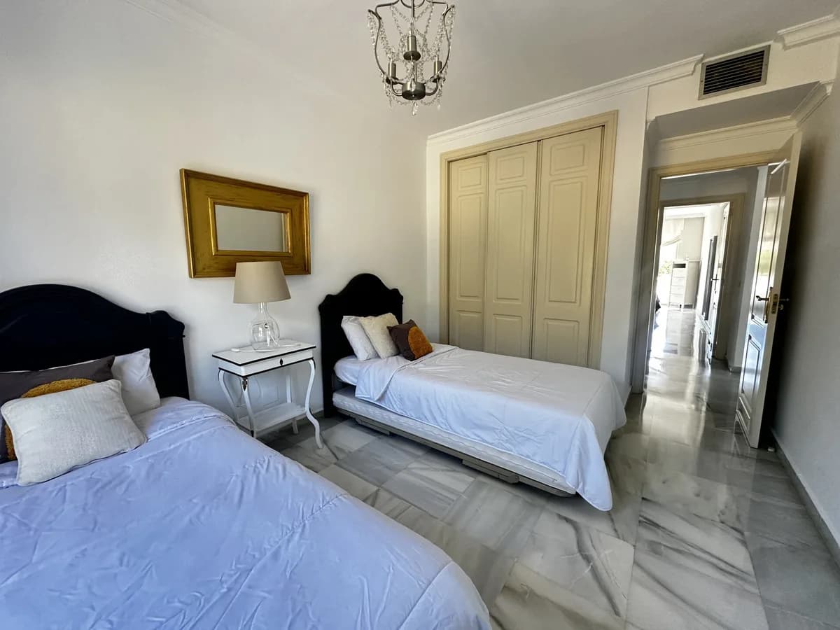 2 Bedroom Middle Floor Apartment for Sale in Nueva Andalucía, Málaga - Image 4