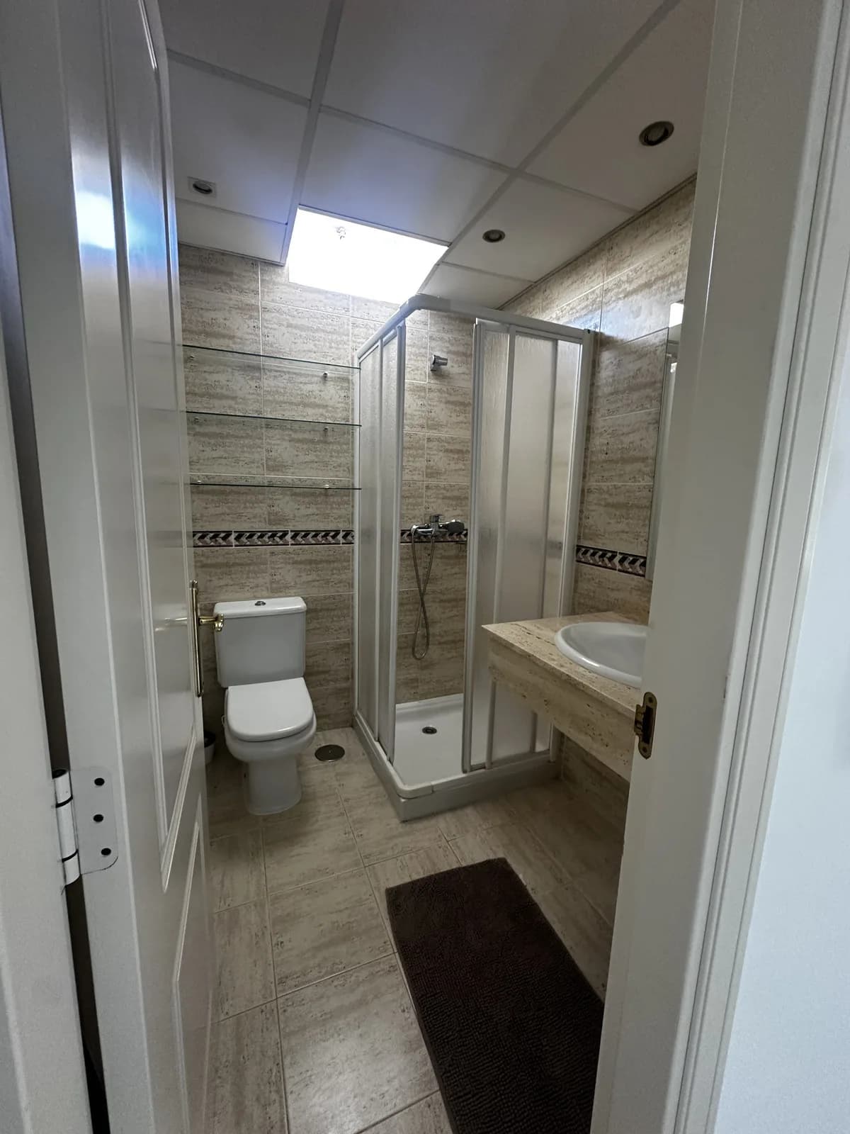 2 Bedroom Middle Floor Apartment for Sale in Nueva Andalucía, Málaga - Image 5