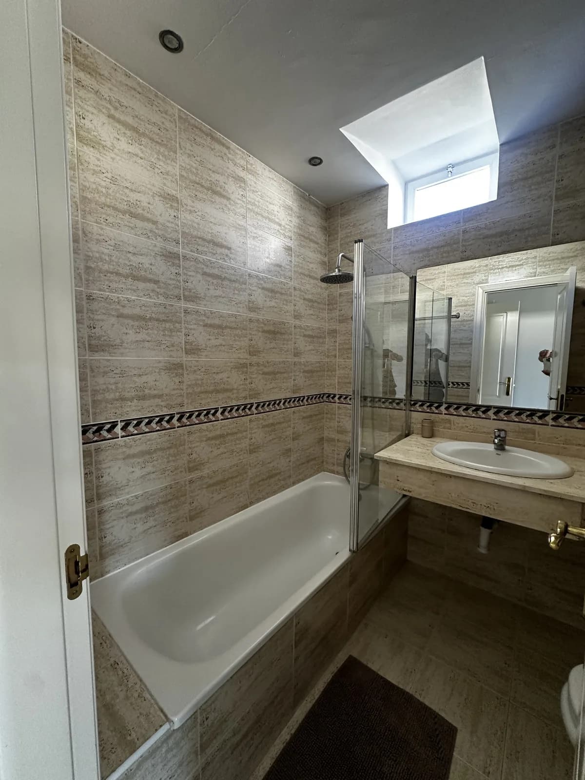 2 Bedroom Middle Floor Apartment for Sale in Nueva Andalucía, Málaga - Image 8