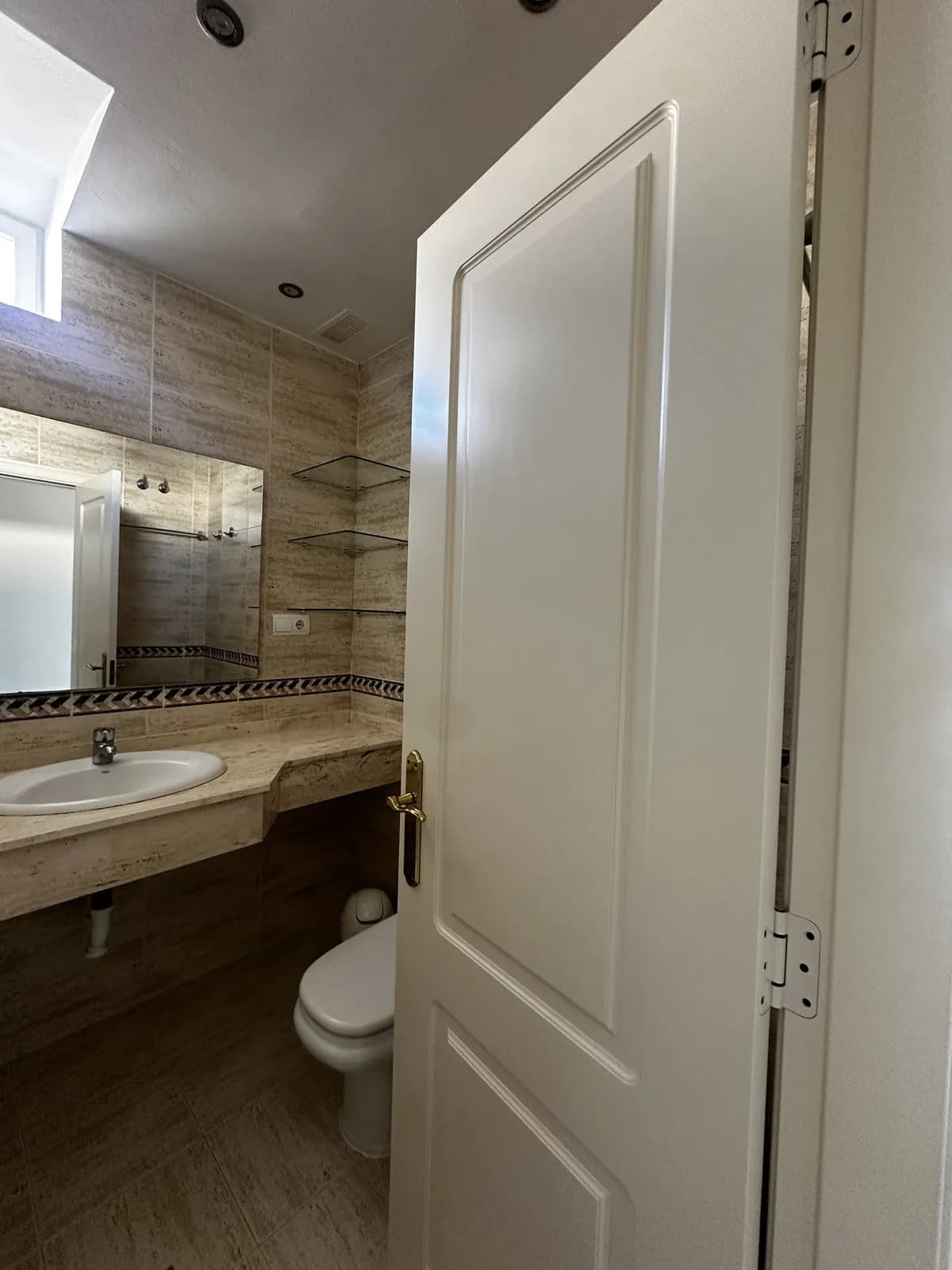 2 Bedroom Middle Floor Apartment for Sale in Nueva Andalucía, Málaga - Image 9