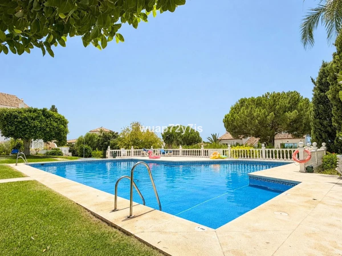 2 Bedroom Townhouse for Sale in El Paraiso, Málaga - Image 2