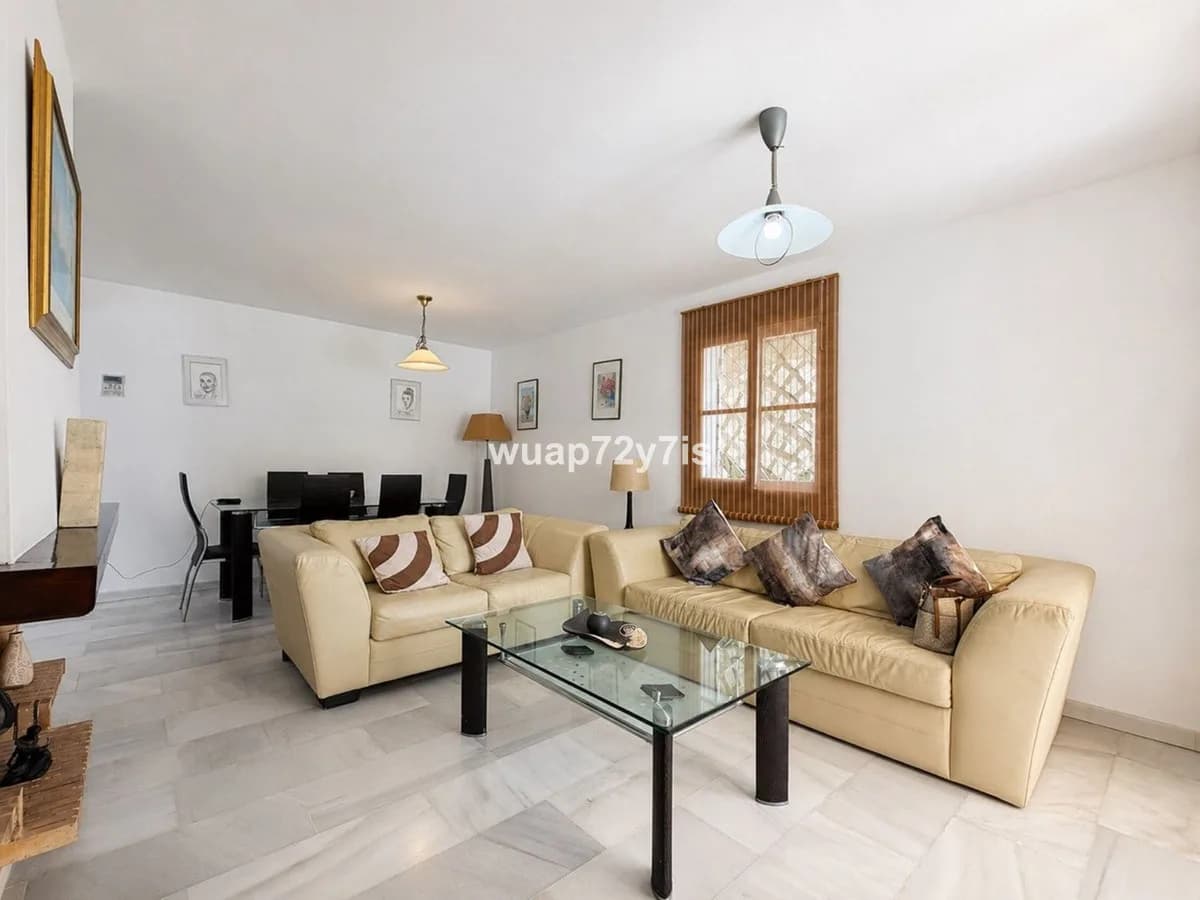 2 Bedroom Townhouse for Sale in El Paraiso, Málaga - Image 5