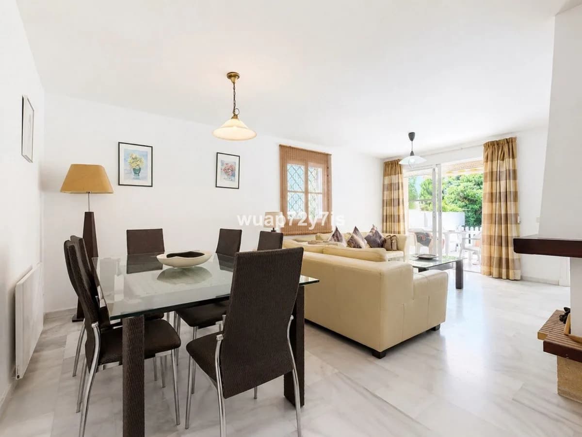 2 Bedroom Townhouse for Sale in El Paraiso, Málaga - Image 6